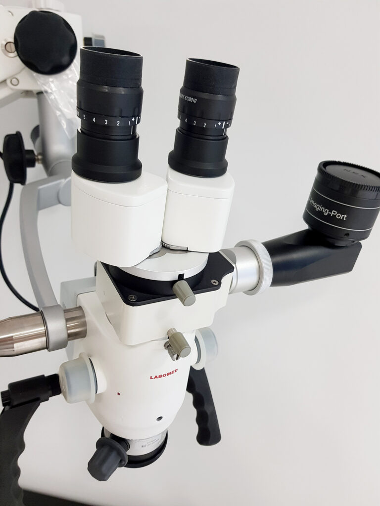 Abbildung eines Mikroskops für den HNO-Arzt